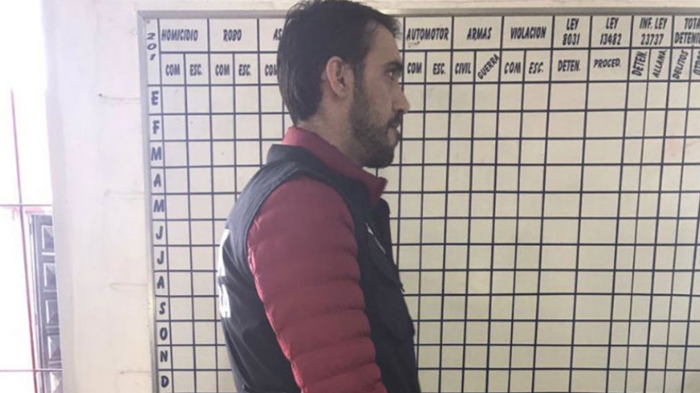 El falso médico llevaba en el uniforme su nombre real.