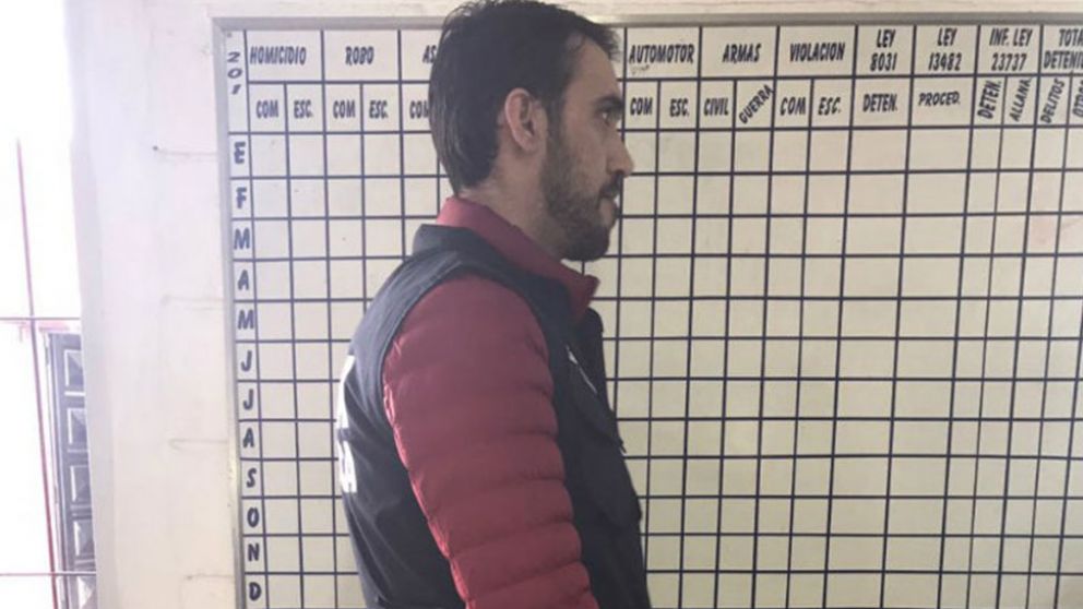 El falso médico llevaba en el uniforme su nombre real.