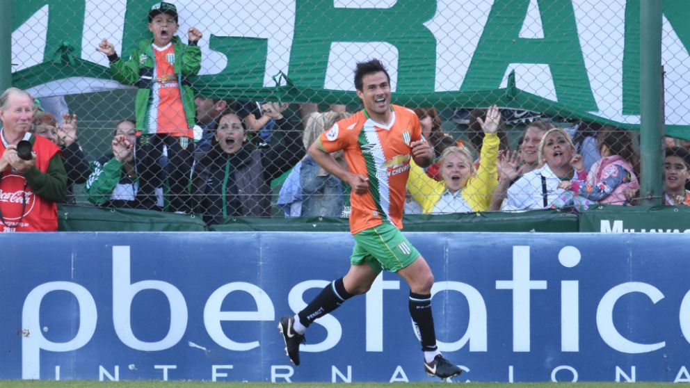 La felicidad del delantero al convertir el gol (P. Villán / Crónica).