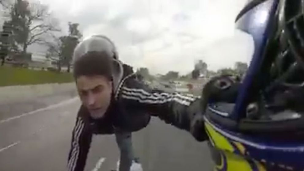 Indignante: motociclista se filmó haciendo piruetas en la General Paz