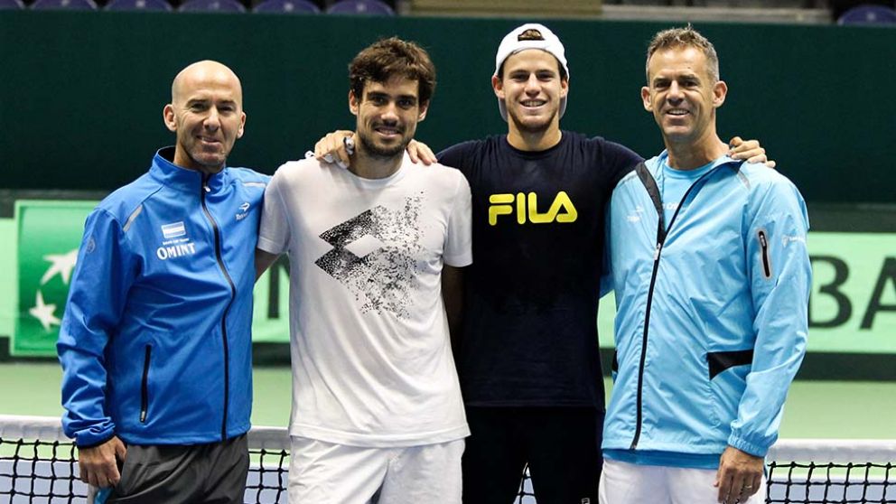 Pella y Schwartzman. Las promesas junto al capitán y entrenador. (DyN)
