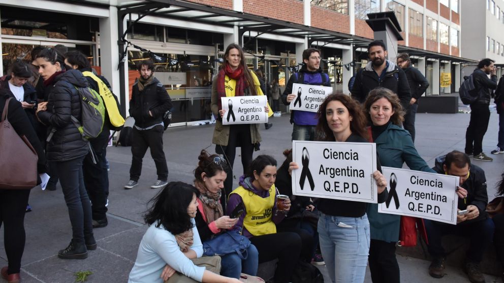 Científicos del Conicet mantienen la toma pacífica