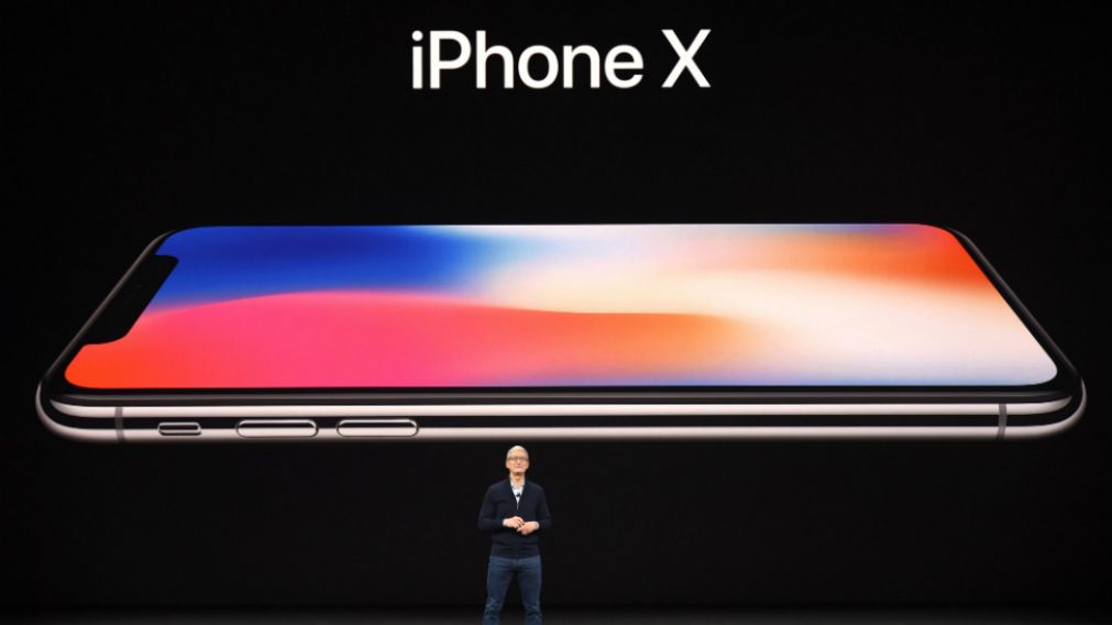 Tim Cook, CEO de Apple, presentando el tan ansiado dispositivo (AFP).