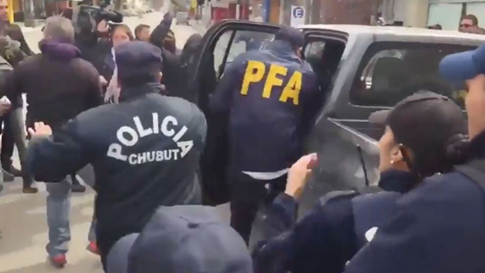 Manifestantes mapuches atacaron a gendarmes y polic�as en Esquel