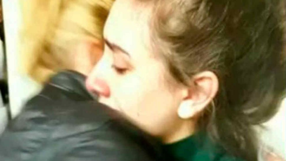 ABRAZO. Bryanna se reencuentra con su madre. (Twitter)