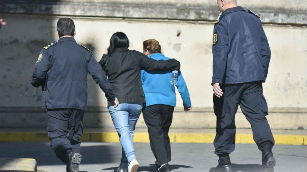 EMOCIÓN. La tía de Bryanna abraza y contiene a la abuela Pochi. (DyN)