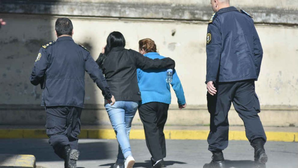 EMOCIÓN. La tía de Bryanna abraza y contiene a la abuela Pochi. (DyN)