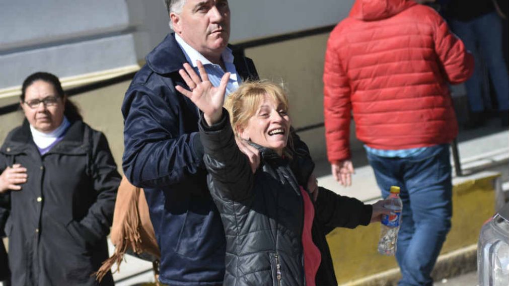 ALEGR�A. La mam� de Bryanna dialog� unos minutos con los medios tras la aparici�n de la joven. (DyN)