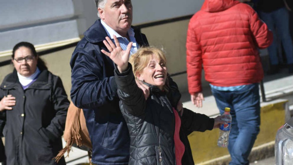 ALEGRÍA. La mamá de Bryanna dialogó unos minutos con los medios tras la aparición de la joven. (DyN)
