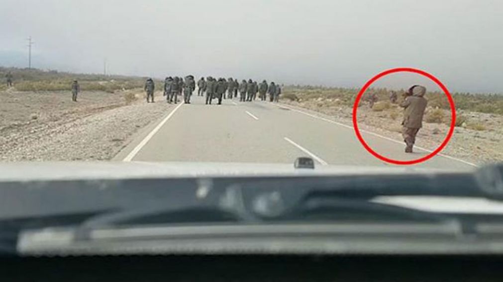 El video fue registrado por otro gendarme desde su camioneta.