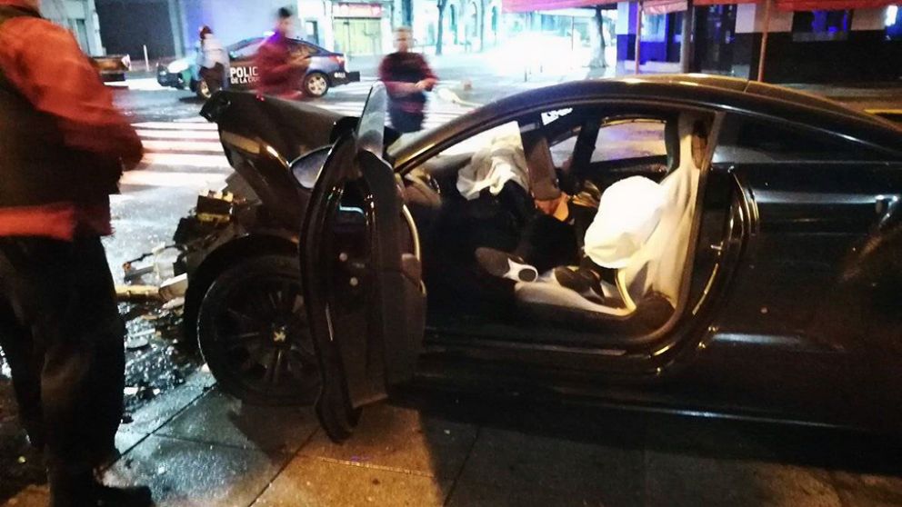 El conductor del auto de alta gama quedó atrapado dentro del mismo (Twitter)