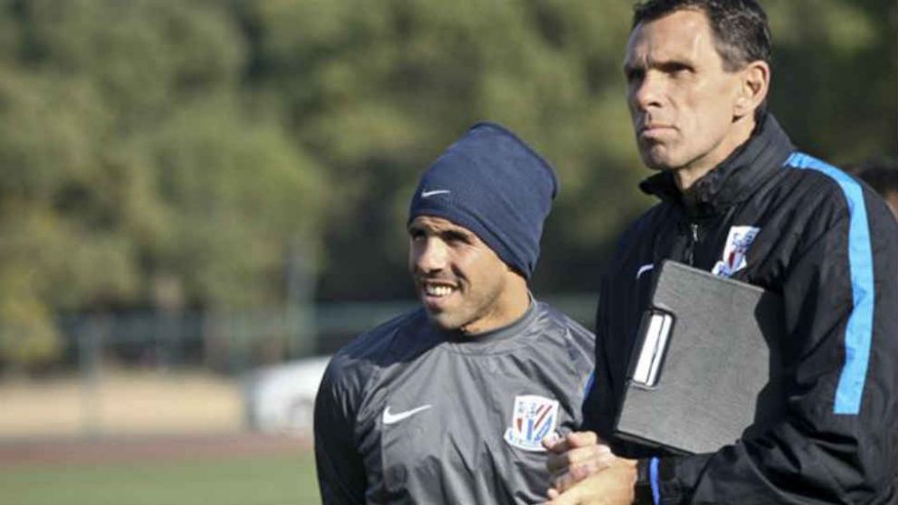 Tevez volvió a jugar, perdió y se quedó sin DT