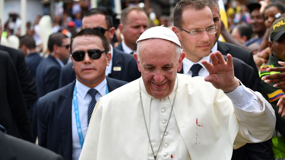 Francisco se hizo un tajo al golpearse con el Papamóvil