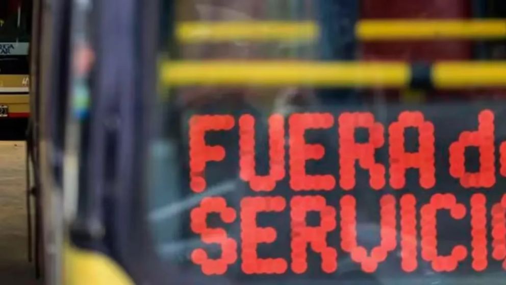 Trabajadores llevan a cabo una medida de fuerza para reclamar por aumentos salariales. 