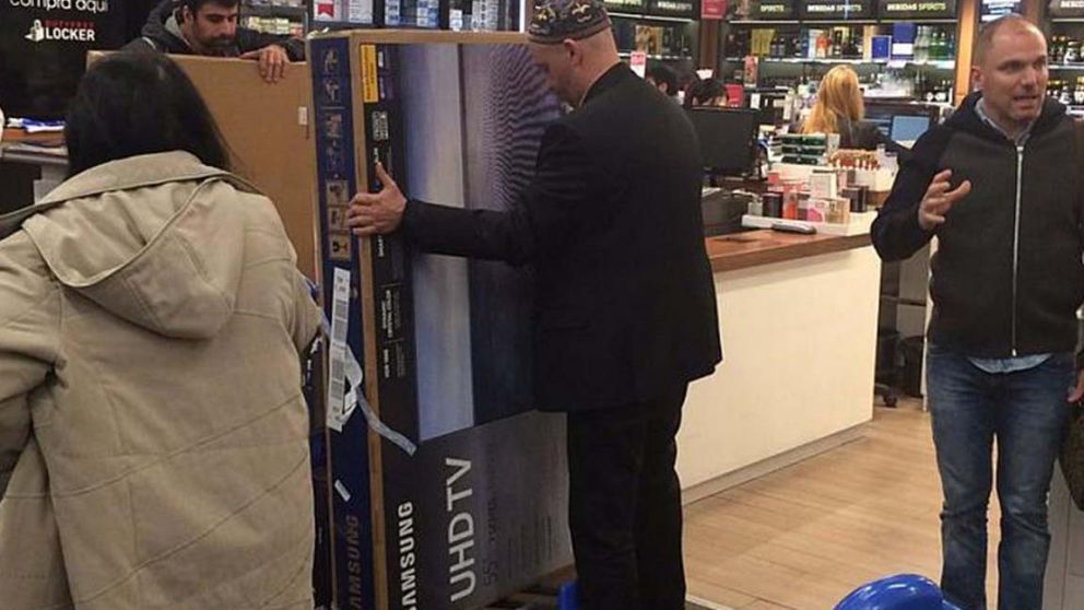 Bergman. El rabino acomoda su "chiche nuevo" en un carrito del aeropuerto.