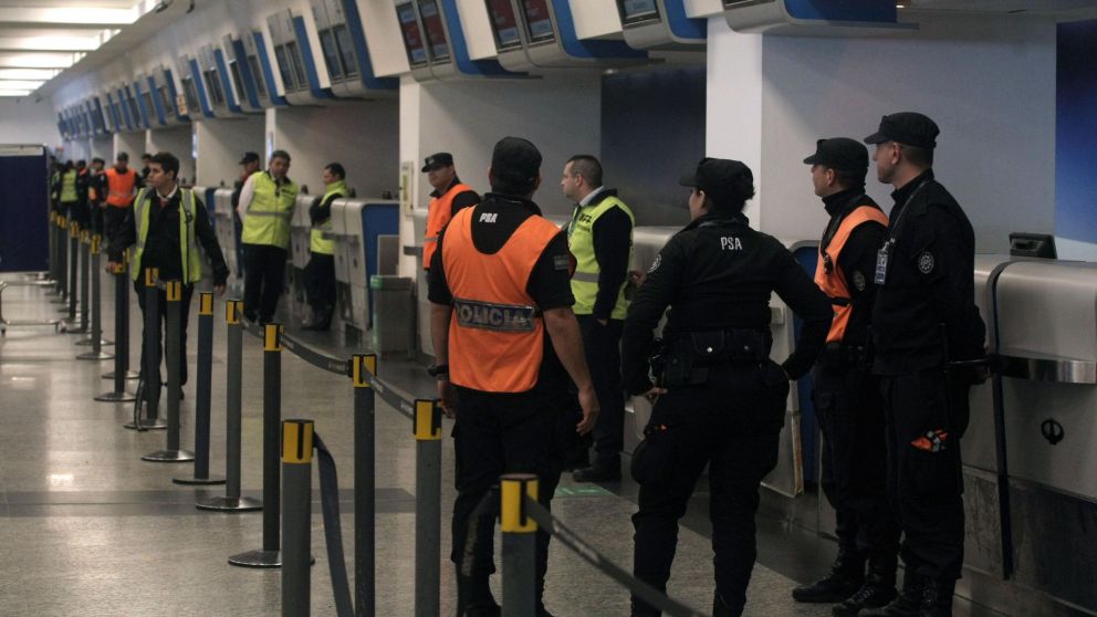 Por precaución. Personal policial custodia la zona de 'Partidas'.