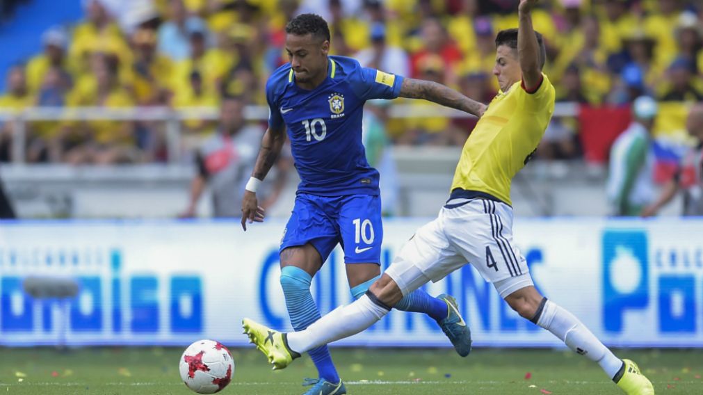 Neymar escapa a la marca de Arias (AFP).