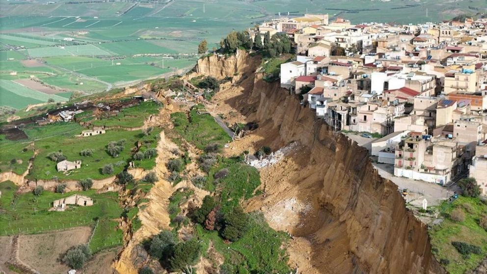 Niscemi se encuentra ubicada en el sur de Italia (X).