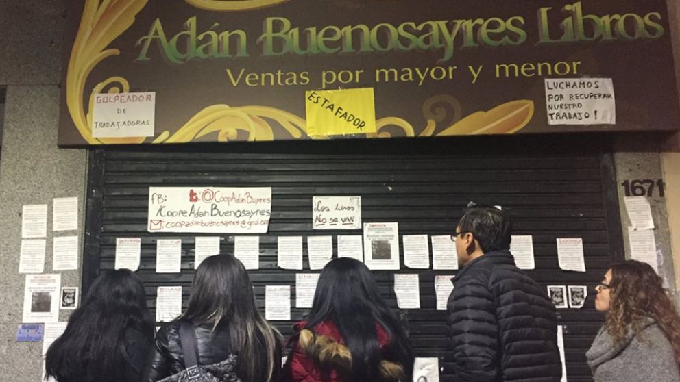 Los trabajadores aguardan indignados en la puerta del local Adán Buenosayres.