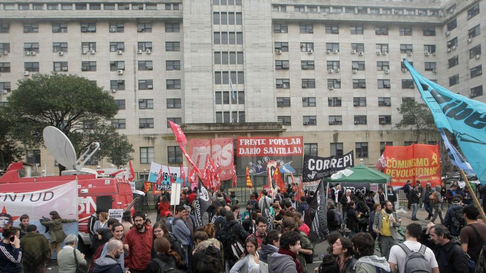 El barro político sigue tapando un reclamo multitudinario