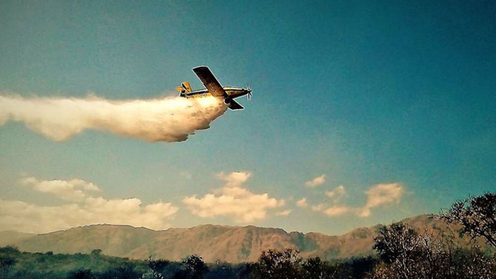 Cuatro dotaciones de aviones hidrantes trabajan en la zona cordobesa.
