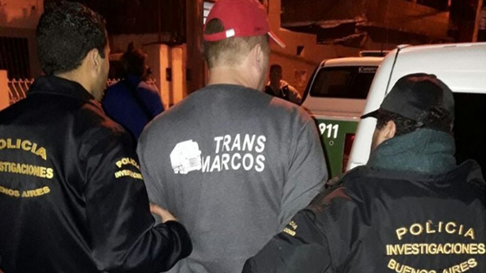 Así fue trasladado el muchacho de 24 años luego de ser apresado por investigadores policiales.