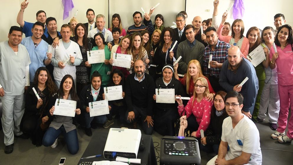 Los alumnos junto a las autoridades. (Crónica)