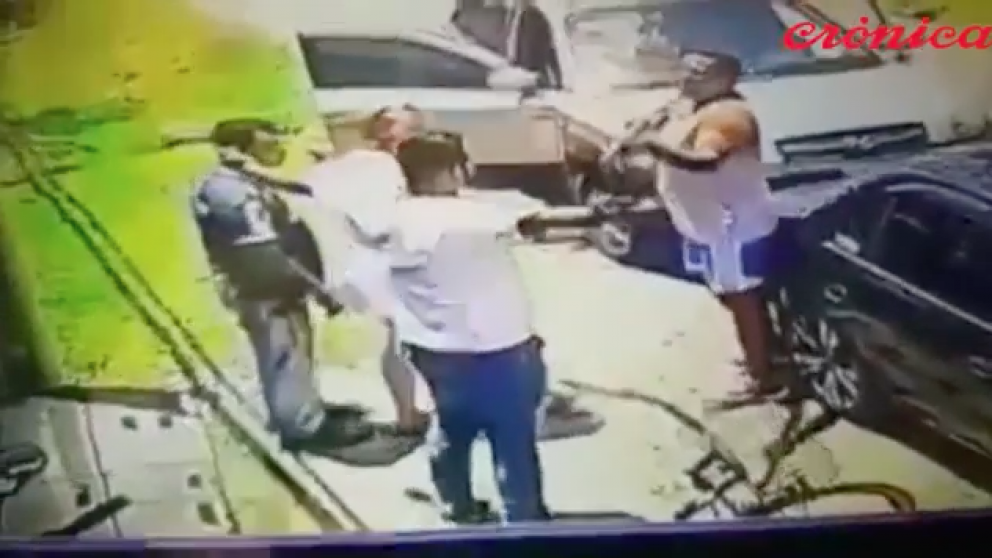 Le "voló" el brazo de un escopetazo porque le vendió pan viejo