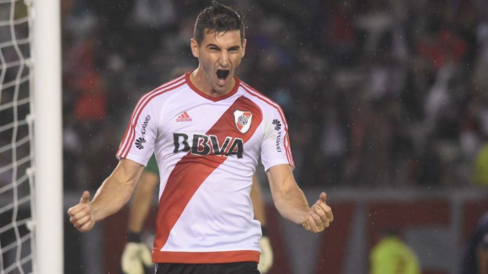GOLEADOR. Alario se lleva su potencial a Alemania. (Pablo Villan/Diario Crónica)