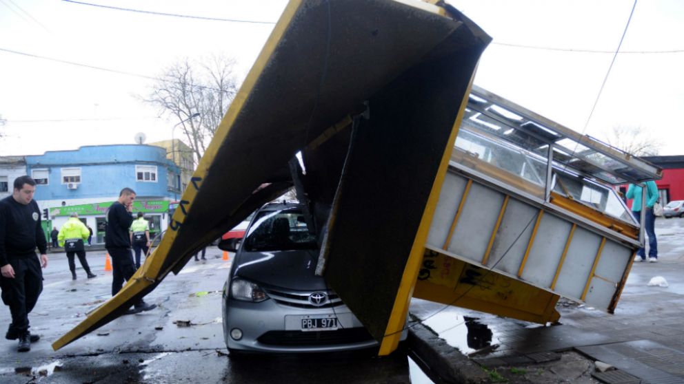 Así quedó un puesto de diarios por los fuertes vientos (Télam).