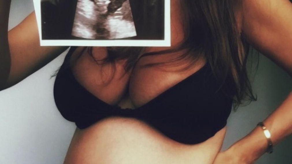 SORPRESA. La mam� muestra la ecograf�a de su hija saludando. (Instagram willybmum)
