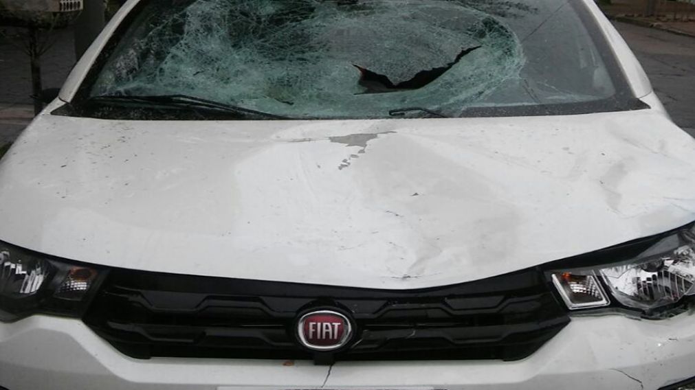 Auto con el que borracho embistió a dos personas.