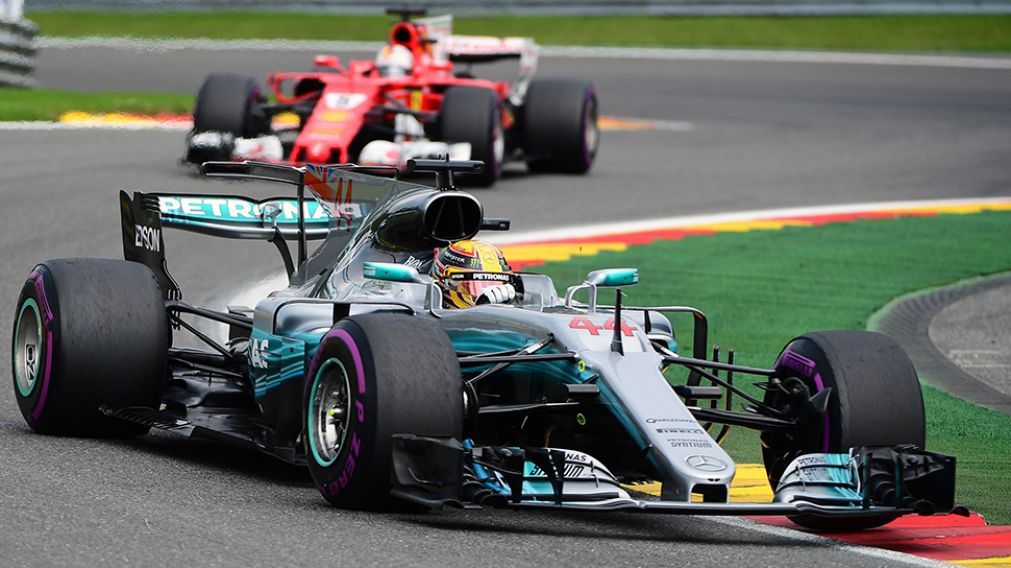 Hamilton aventajó a Vettel y se le acercó en la lucha por el título (AFP)