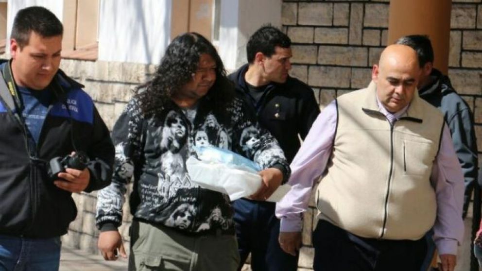 ALLANAMIENTO. Personal policial retira "pruebas". ¿Que hay detrás de la denuncia anónima?