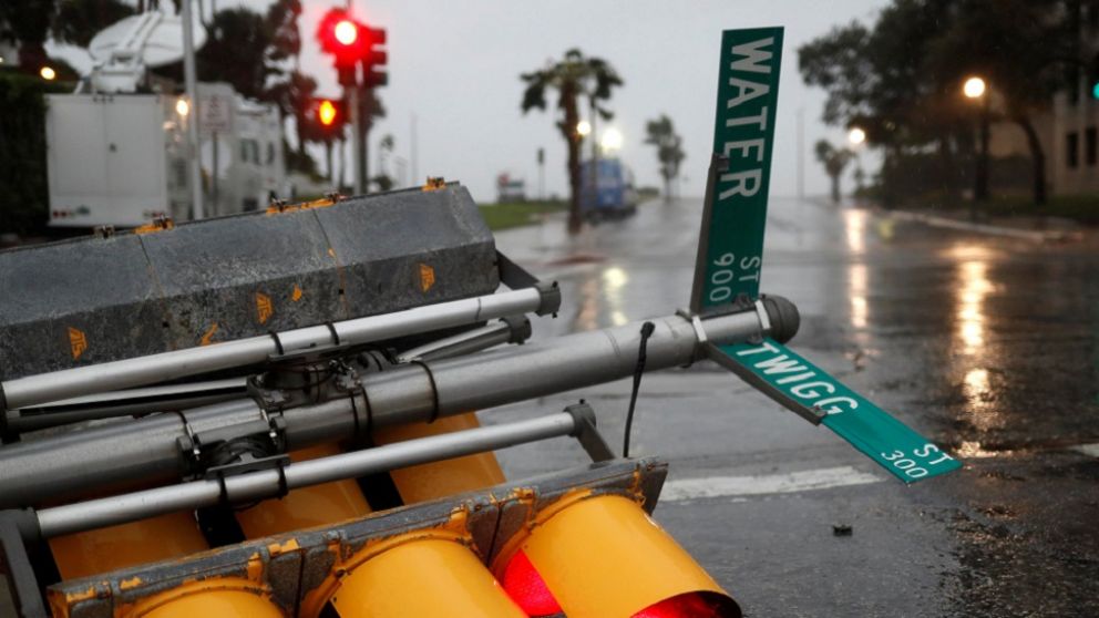 Un semáforo, de las primeras víctimas de Harvey