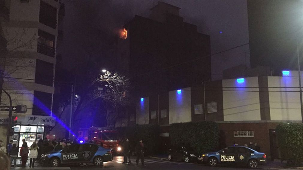 Edificio en caballito envuelto en llamas