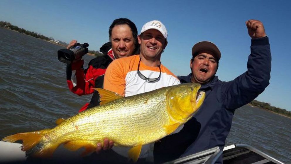 Los ganadores con la alegría de su captura.
