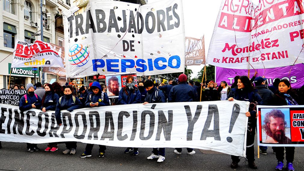 Los trabajadores de PepsiCo iniciaron su protesta frente al Obelisco.