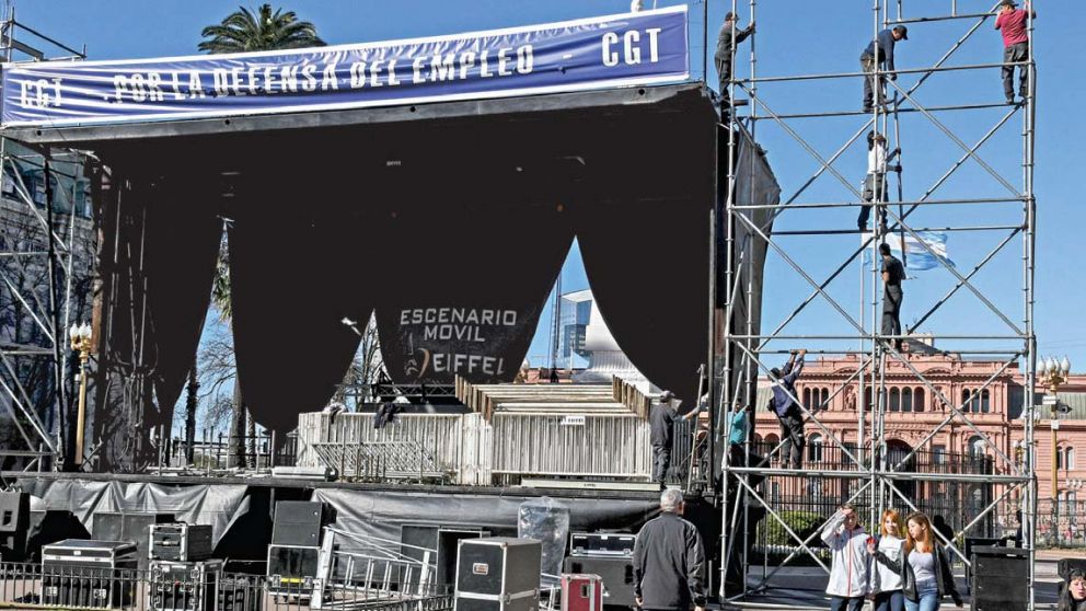 La instalación del escenario comenzó ayer.