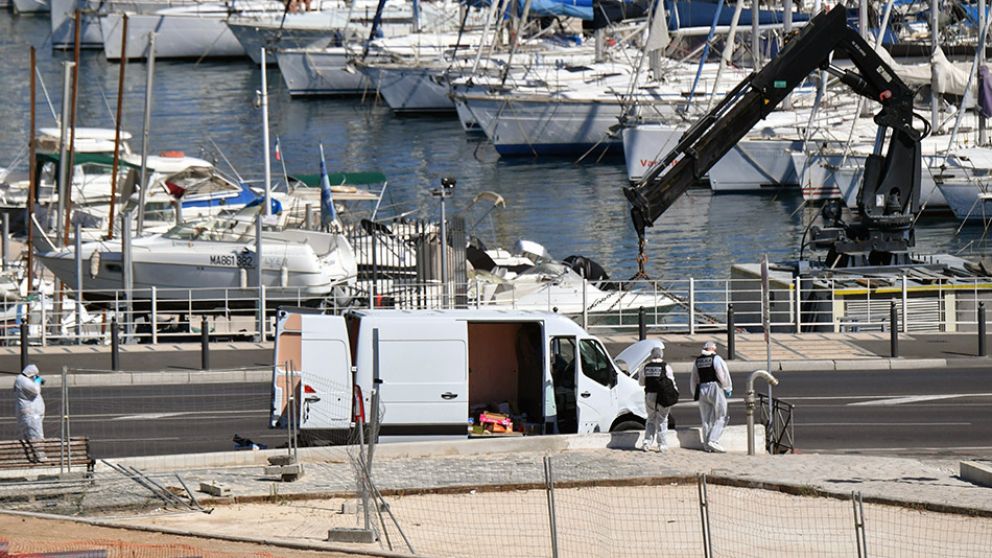 La policía trabaja sobre el vehículo involucrado en el incidente (AFP)