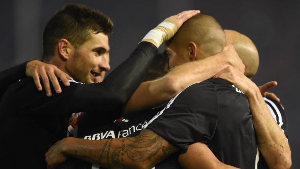 Alario celebra el primero de River. Fue un golazo (FotoBaires).