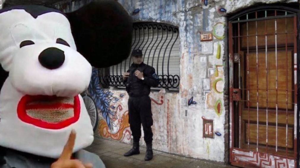 Uno de los tres usurpadores sali� a hablar vestido de Mickey Mouse.