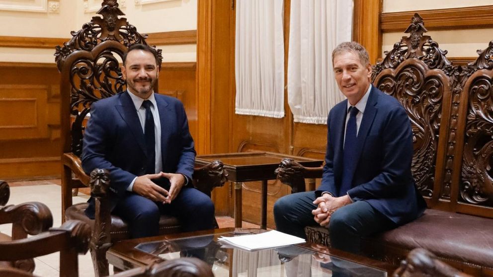 Diego Santilli viajó a Corrientes y fue recibido por el gobernador Juan Pablo Valdés por la reforma laboral.