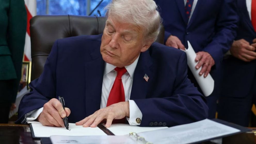 Donald Trump declaró la "emergencia nacional" en Cuba y sancionará a los países que le vendan petróleo
