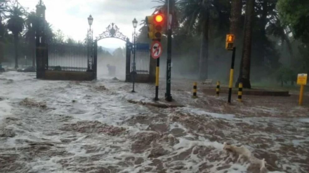 El Parque San Martín quedó totalmente anegado por la lluvia caída (NA).