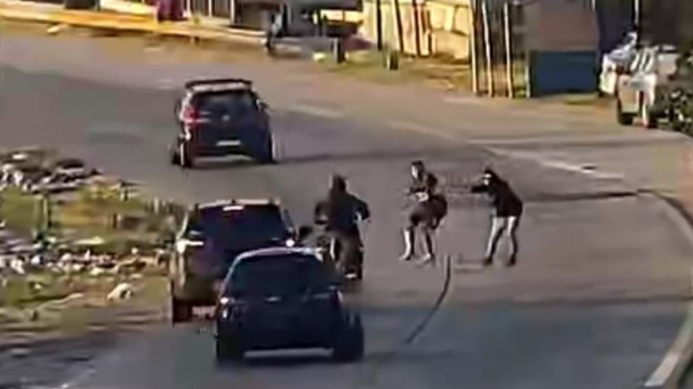 Acceso Sudeste: intentó asaltar a un motociclista, fue atropellado por una policía y quedó detenido con ambas piernas fracturadas
