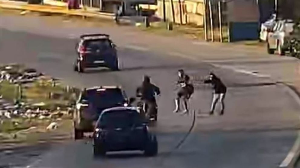 Acceso Sudeste: intentó asaltar a un motociclista, fue atropellado por una policía y quedó detenido con ambas piernas fracturadas