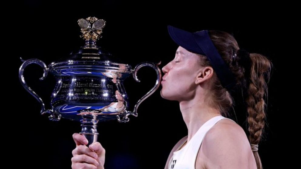 Elena Rybakina besando el trofeo tras ganar el Abierto de Australia.