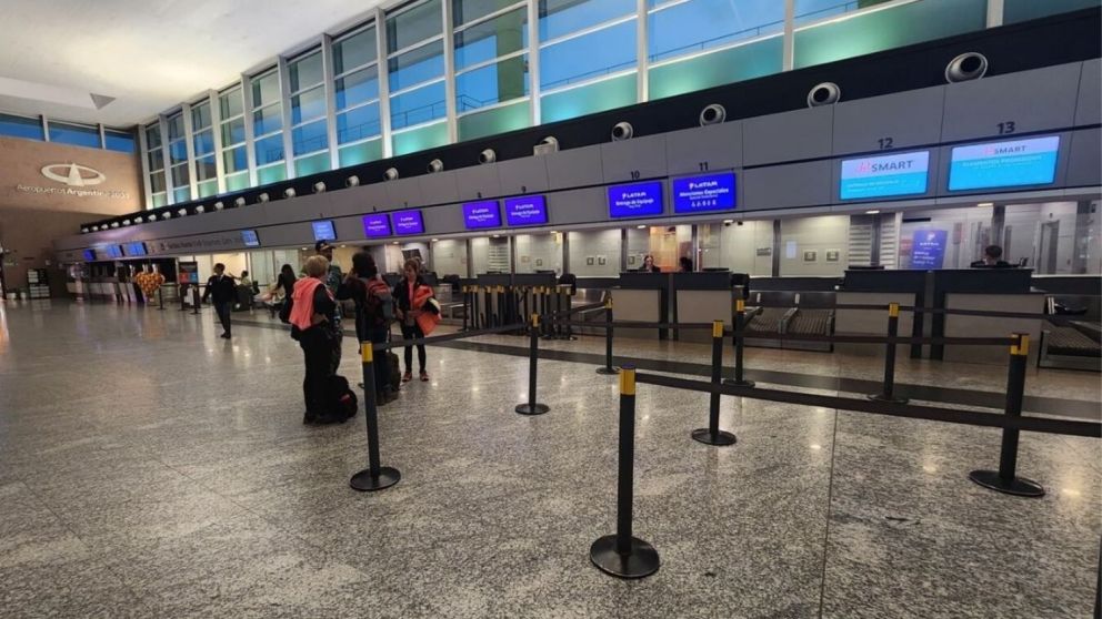 Miles de pasajeros podrían ver afectados sus vuelos por la medida de fuerza que se llevará a cabo el lunes en todos los aeropuertos del país.