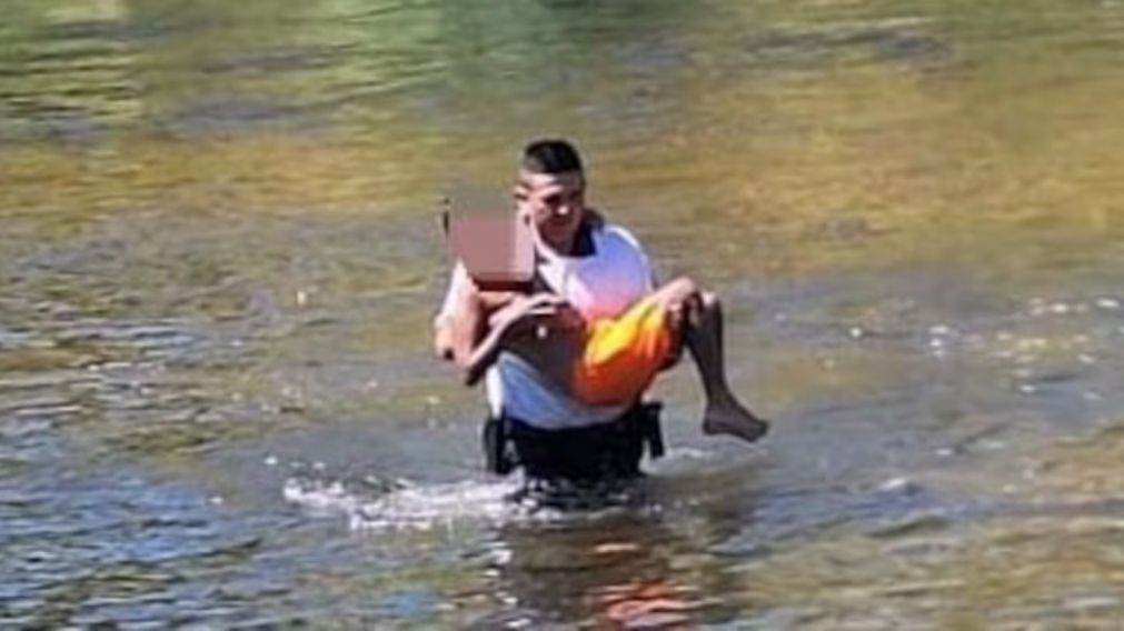 El efectivo le salvó la vida al pequeño, que se había metido al río y no podía salir.